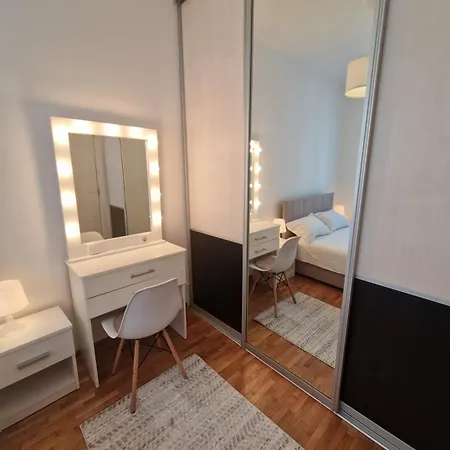 Emily Lux Belgrade, Center *