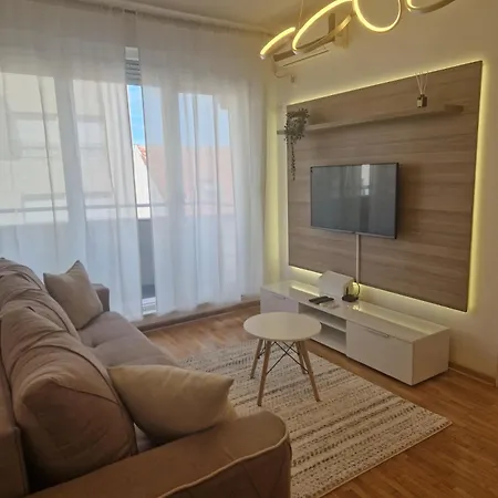 Emily Lux Belgrade, Center Belgrado