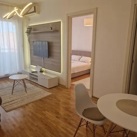 Emily Lux Belgrade, Center * Belgrado