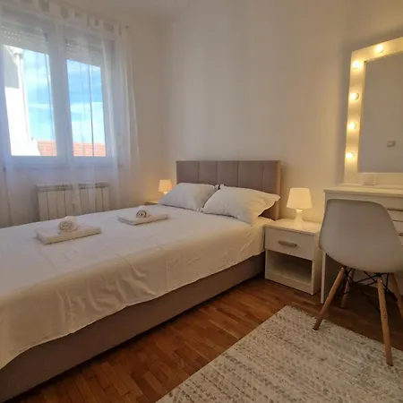 Emily Lux Belgrade, Center *